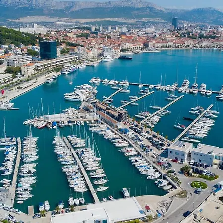 Exclusive Seafront Luxury Manda With Balcony Apartmán Split