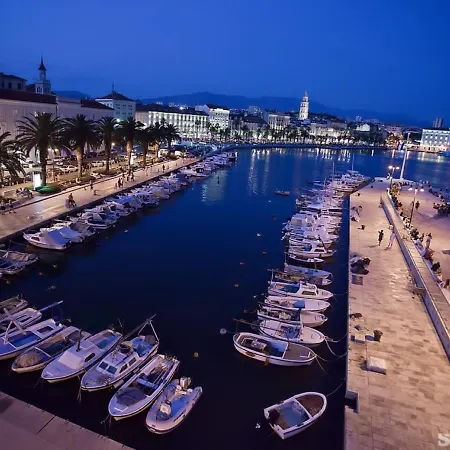 Exclusive Seafront Luxury Manda With Balcony * Split