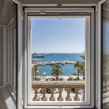 Exclusive Seafront Luxury Manda With Balcony